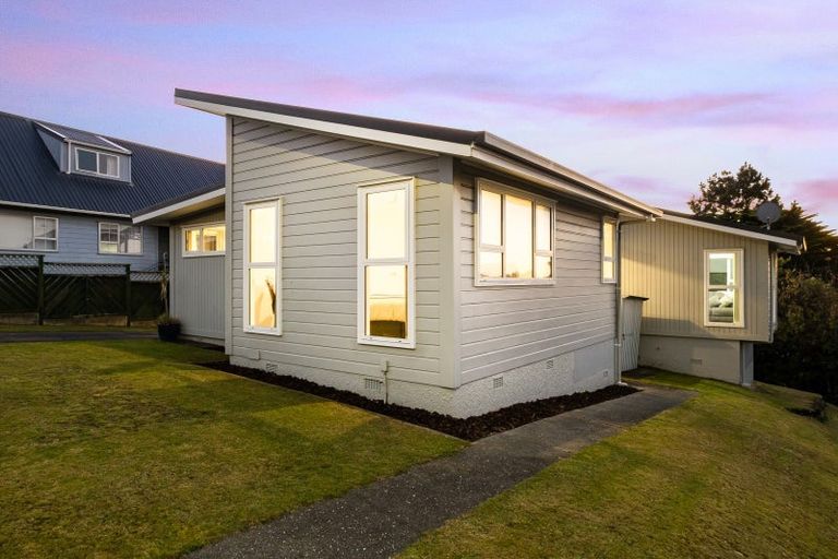 Photo of property in 8 Japonica Crescent, Ranui, Porirua, 5024