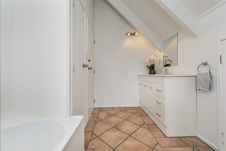 Photo of property in 2/7 Springfield Street, Forrest Hill, Auckland, 0620