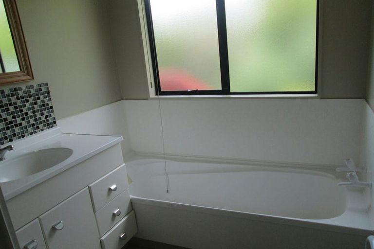 Photo of property in 2/30 Barbados Drive, Unsworth Heights, Auckland, 0632
