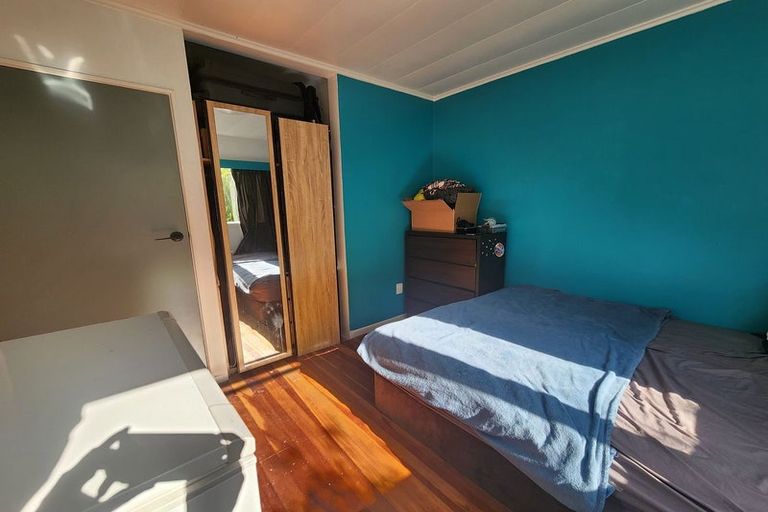 Photo of property in 92 Ruskin Road, Newlands, Wellington, 6037