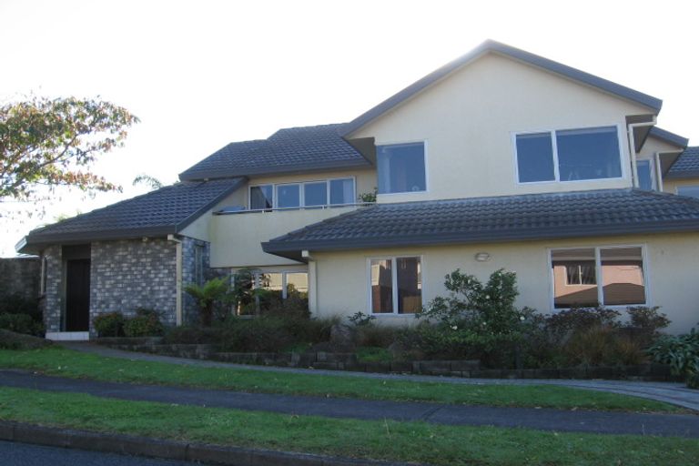 Photo of property in 2 Marguerita Place, West Harbour, Auckland, 0618