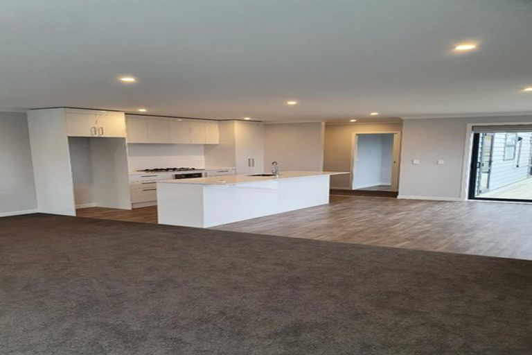 Photo of property in 9a Grumman Lane, Newlands, Wellington, 6037