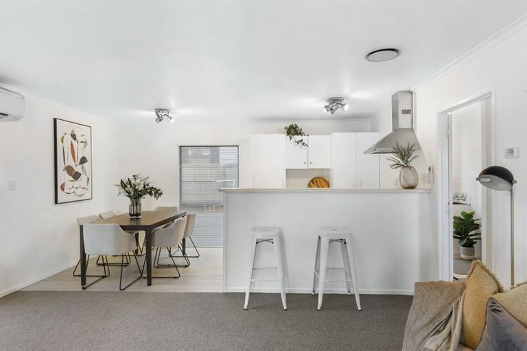 Photo of property in 2 Graham Avenue, Te Atatu Peninsula, Auckland, 0610