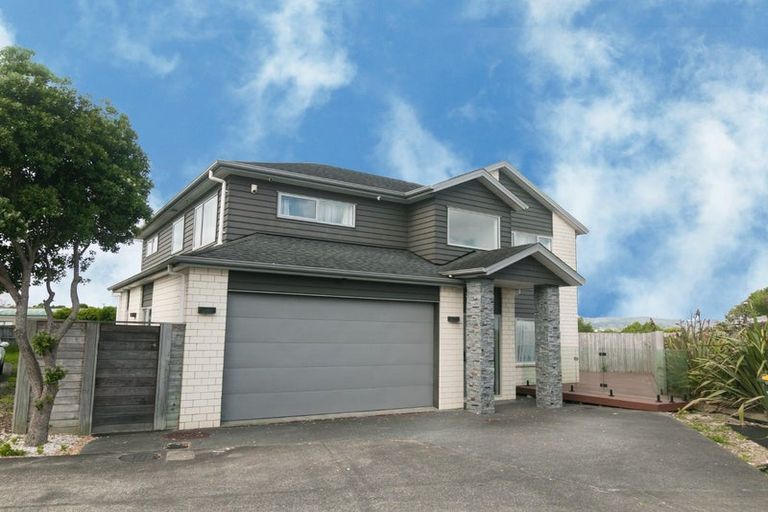 Photo of property in 69 Bordeaux Parade, Te Atatu South, Auckland, 0610