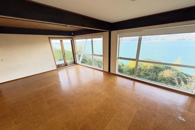 Photo of property in 28 Napier Street, Karaka Bays, Wellington, 6022