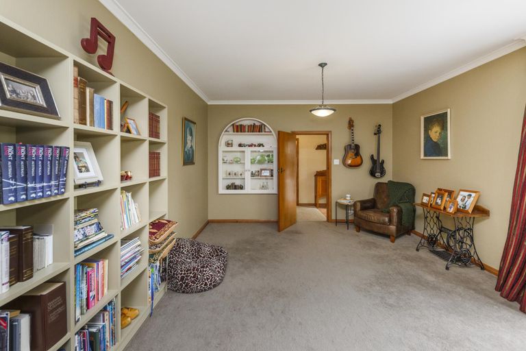 Photo of property in 12 Innes Place, Roslyn, Palmerston North, 4414