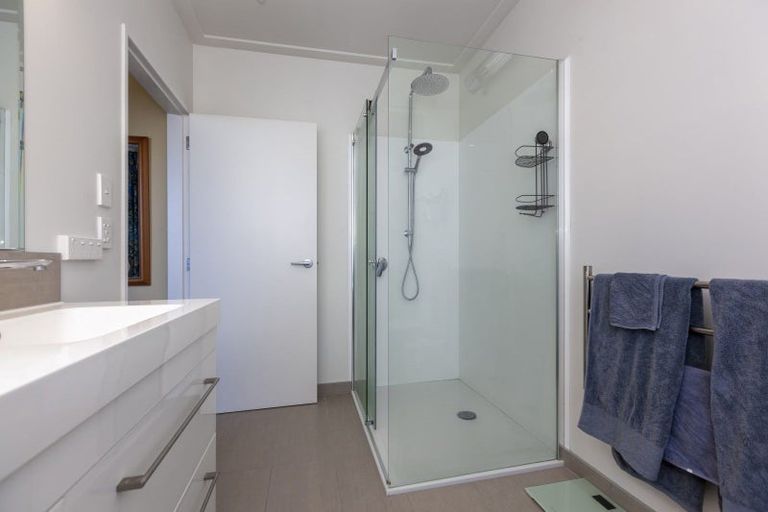 Photo of property in 72 Kakariki Grove, Waikanae, 5036