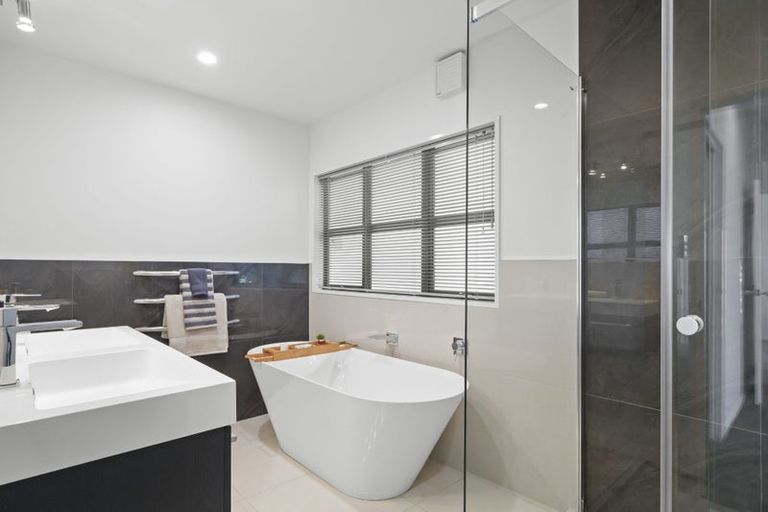 Photo of property in 8 Valley View, Mount Pleasant, Christchurch, 8081