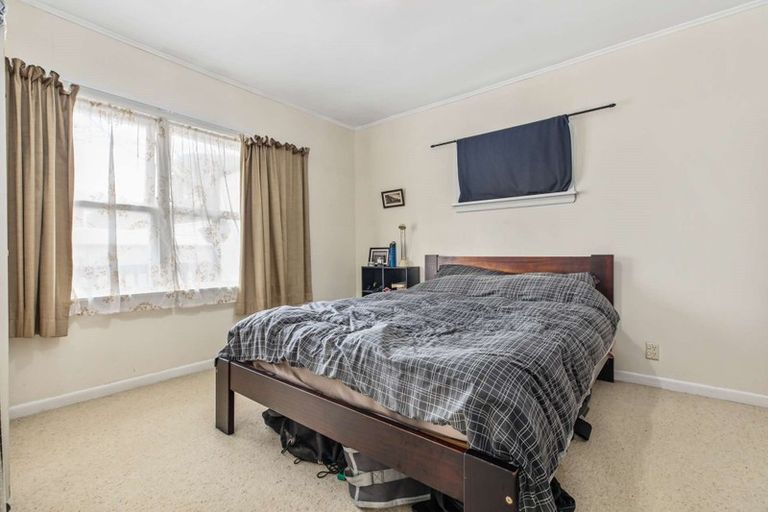 Photo of property in 10 Bishop Street, Green Bay, Auckland, 0604