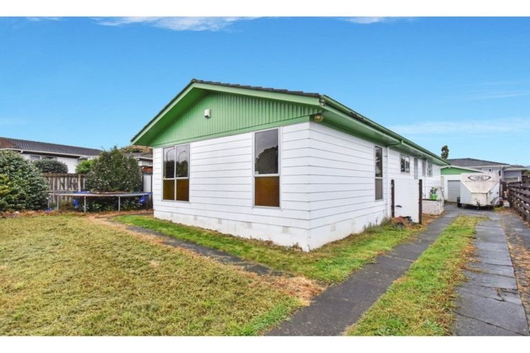 Photo of property in 8 Becker Drive, Weymouth, Auckland, 2103