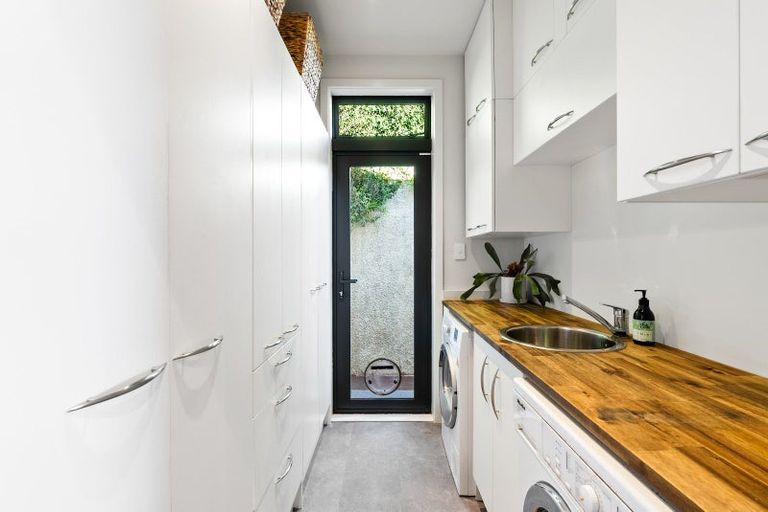 Photo of property in 32 Rona Street, Eastbourne, Lower Hutt, 5013