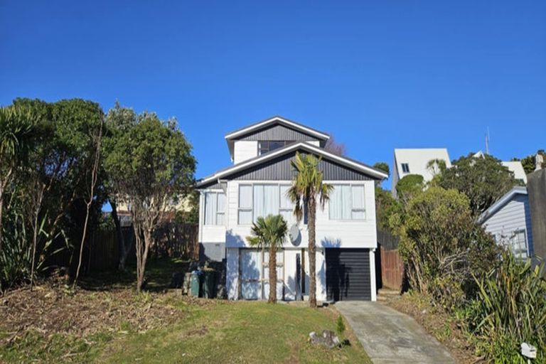 Photo of property in 114 Gloaming Hill, Titahi Bay, Porirua, 5022