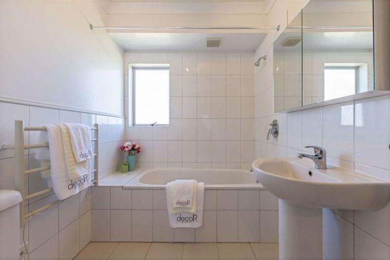 Photo of property in 69 Buscomb Avenue, Henderson, Auckland, 0610