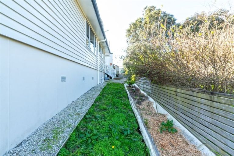 Photo of property in 8a Gloria Avenue, Te Atatu Peninsula, Auckland, 0610