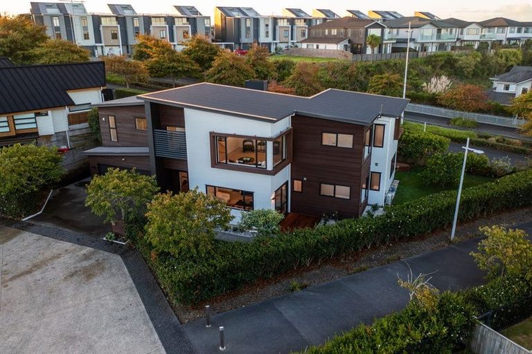 Photo of property in 16 Te Oneroa Way, Long Bay, Auckland, 0630