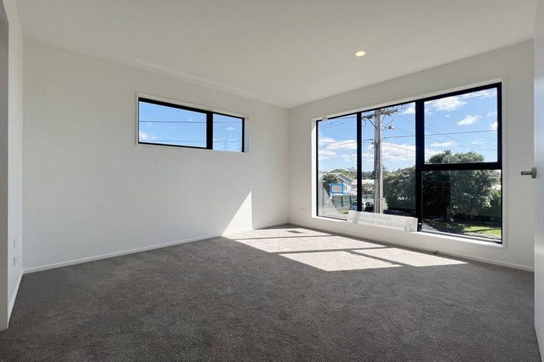 Photo of property in 1/17 Rewarewa Road, Te Atatu Peninsula, Auckland, 0610