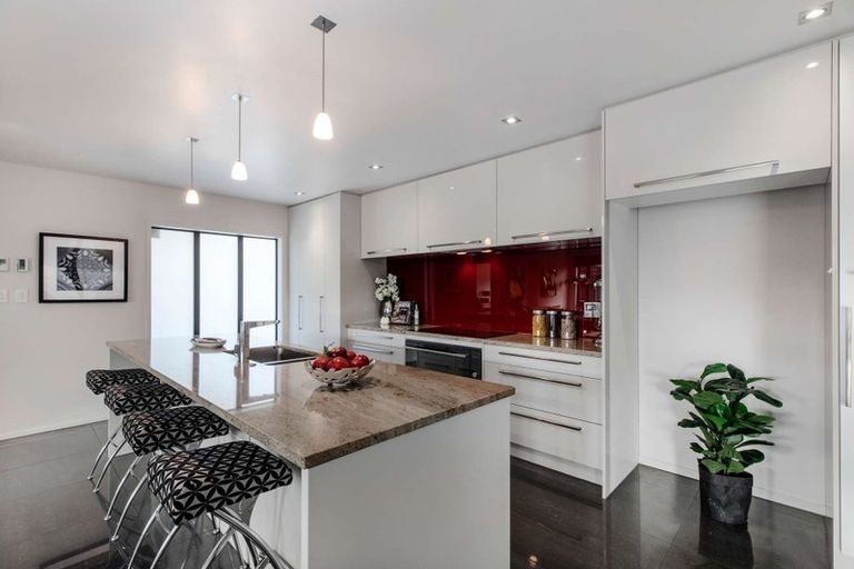 Photo of property in 32 Ripple Grove, Waiuku, 2123