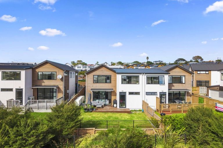 Photo of property in 10 Seafarer Crescent, Stanmore Bay, Whangaparaoa, 0932