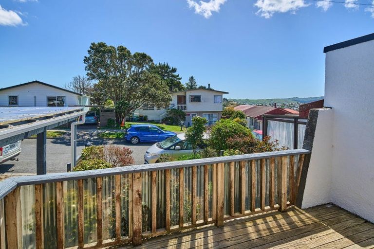 Photo of property in 39 Edgecombe Street, Newlands, Wellington, 6037