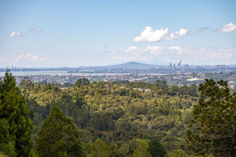 Photo of property in 33 Quinns Road, Waiatarua, Auckland, 0612