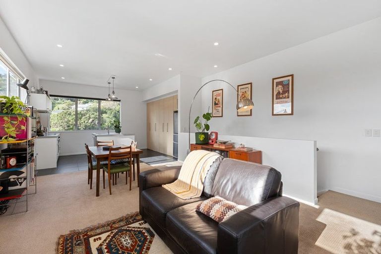 Photo of property in 9 Tiketike Way, Brooklyn, Wellington, 6021
