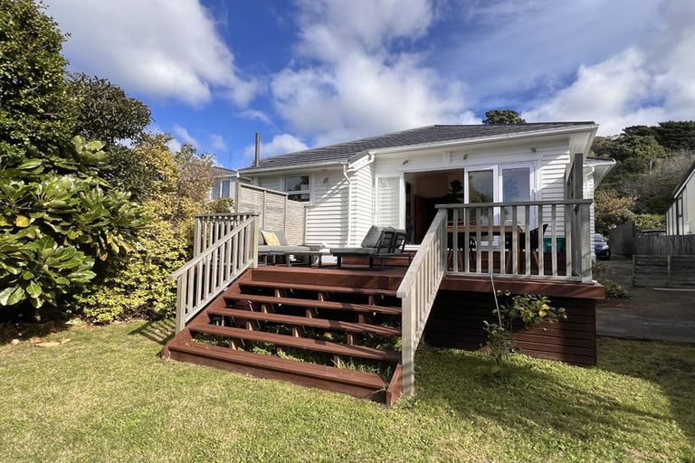 Photo of property in 123 Queens Drive, Lyall Bay, Wellington, 6022