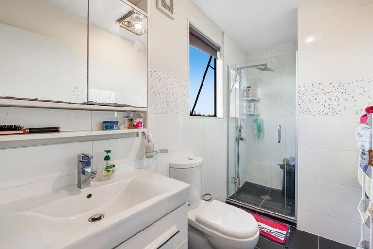 Photo of property in 1/21 Jumento Place, Unsworth Heights, Auckland, 0632