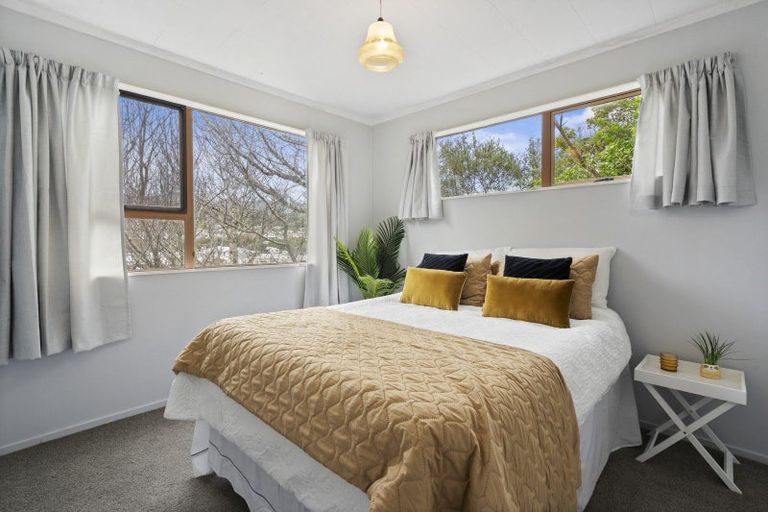 Photo of property in 15a Kereru Bend, Tawa, Wellington, 5028