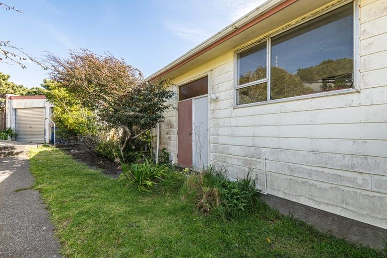 Photo of property in 29a Chetwode Grove, Newlands, Wellington, 6037