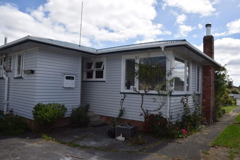 Photo of property in 14 Edgerton Road, Te Atatu Peninsula, Auckland, 0610