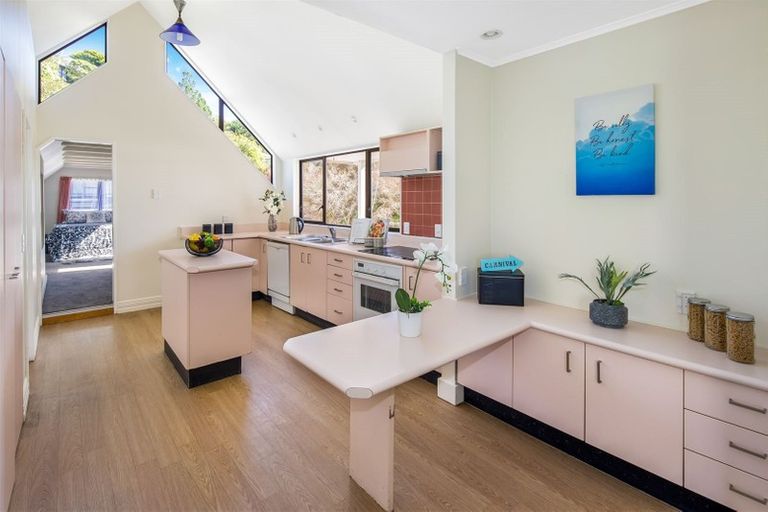 Photo of property in 84 Churton Drive, Churton Park, Wellington, 6037