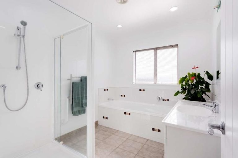 Photo of property in 18 Mcewen Crescent, Riverstone Terraces, Upper Hutt, 5018