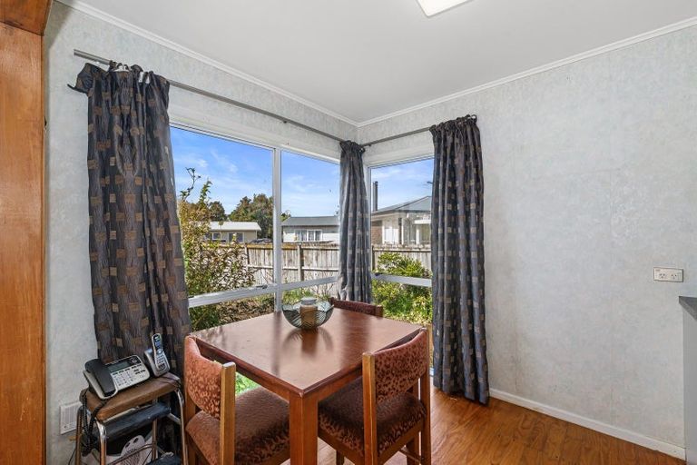 Photo of property in 3 Hughdene Place, Henderson, Auckland, 0610