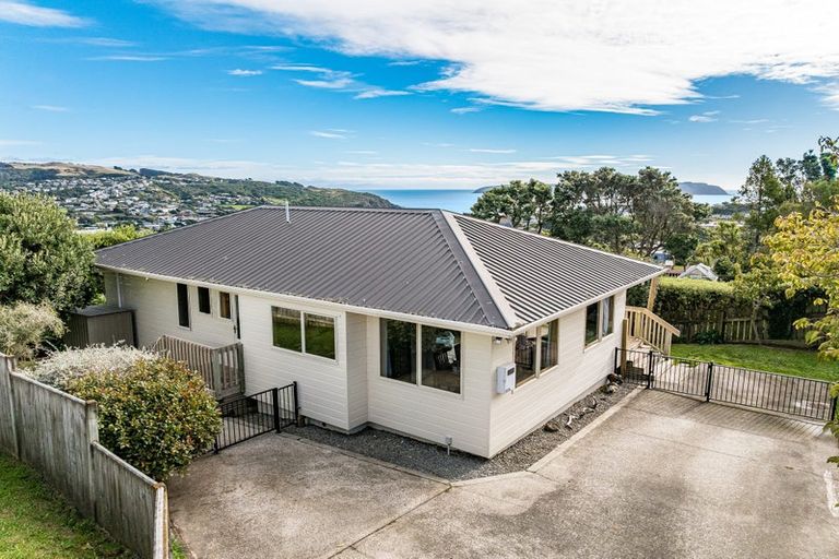 Photo of property in 117a Gloaming Hill, Titahi Bay, Porirua, 5022
