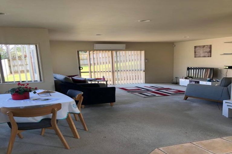 Photo of property in 9 Graham Collins Drive, Windsor Park, Auckland, 0632