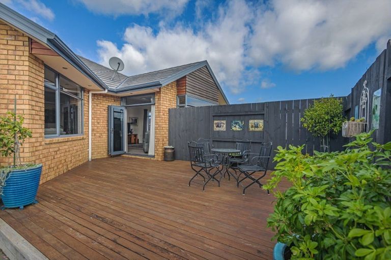 Photo of property in 8 Crabapple Close, Milson, Palmerston North, 4414