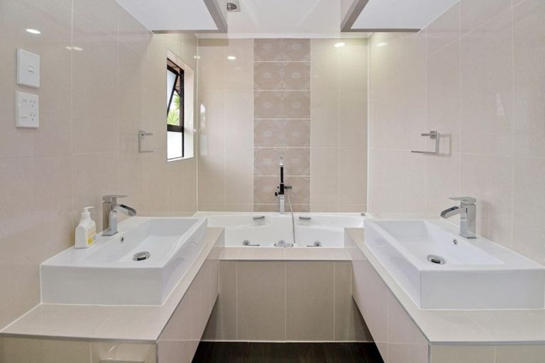 Photo of property in 10 Meadow Crescent, Te Atatu South, Auckland, 0602