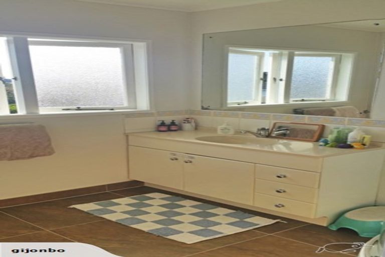 Photo of property in 82 Harrington Road, Henderson, Auckland, 0610