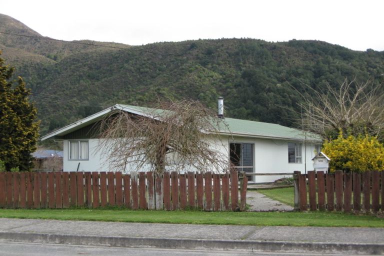 Photo of property in 136 Fairfax Street, Murchison, 7007