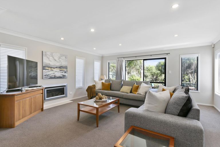 Photo of property in 21 Corsica Way, Karaka, Papakura, 2113