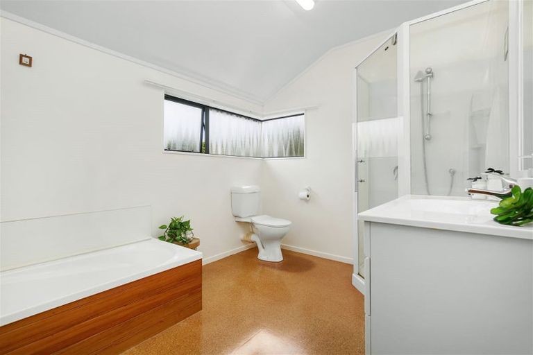Photo of property in 147 Westchester Drive, Churton Park, Wellington, 6037
