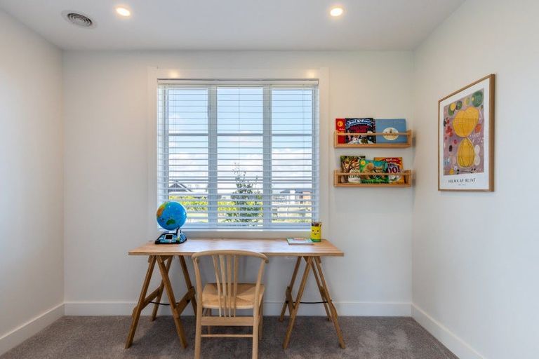 Photo of property in 5 Lens Way, Acacia Bay, Taupo, 3385