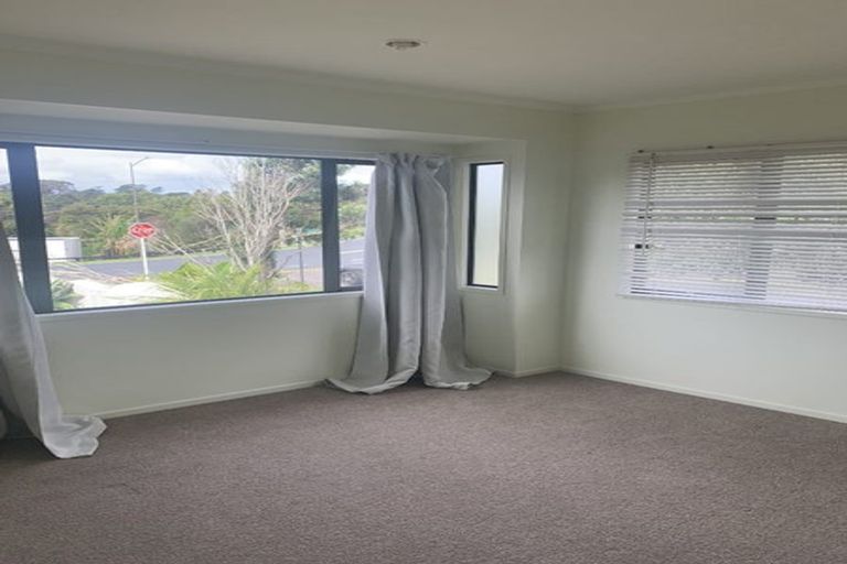 Photo of property in 1 Kittiwake Drive, Schnapper Rock, Auckland, 0632