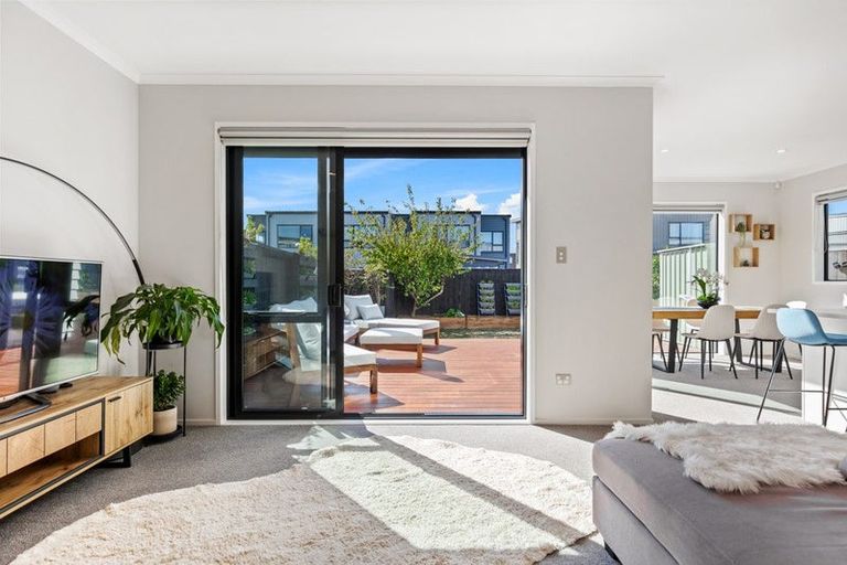 Photo of property in 21 Ian Morrison Road, Hobsonville, Auckland, 0616