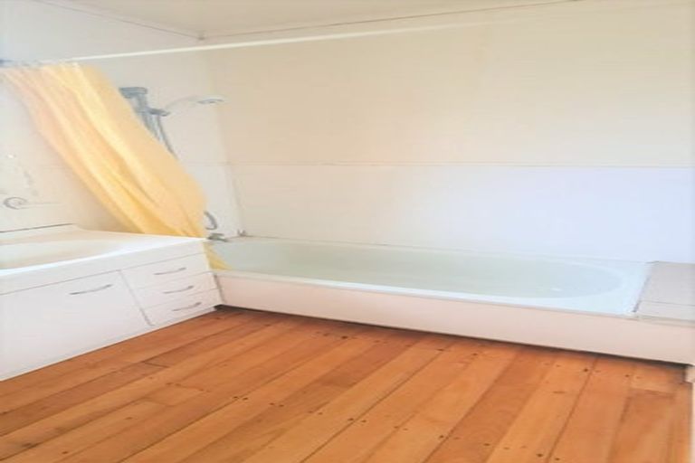 Photo of property in 34 Islington Avenue, New Lynn, Auckland, 0600