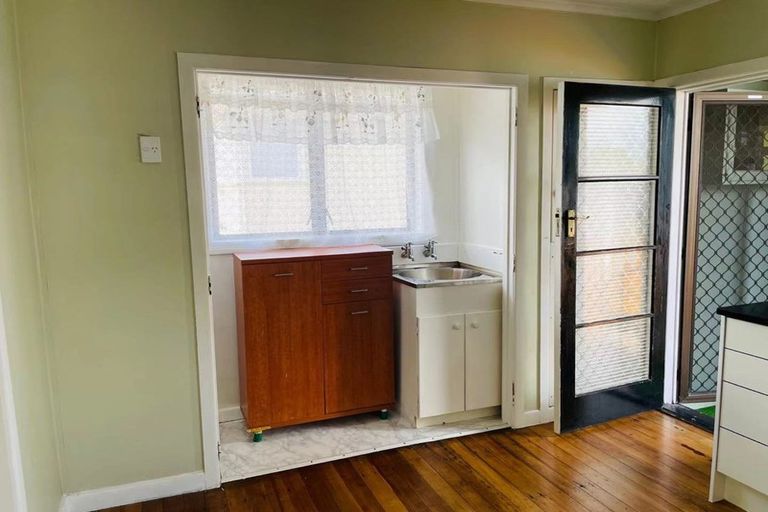 Photo of property in 1/22 Holland Road, Hillcrest, Auckland, 0627