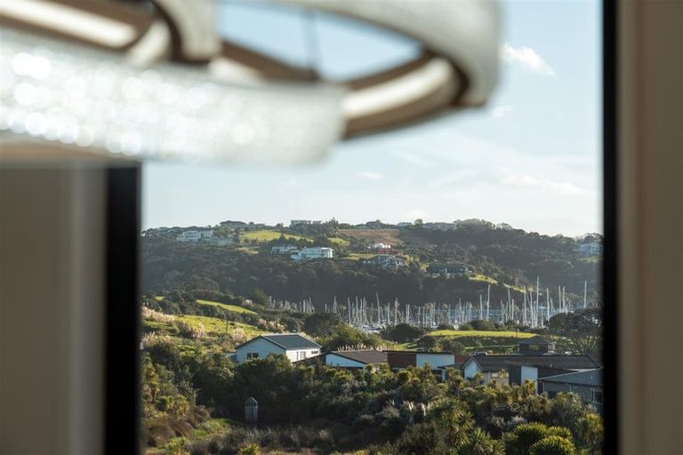 Photo of property in 22 Whakairo Crescent, Gulf Harbour, 0930