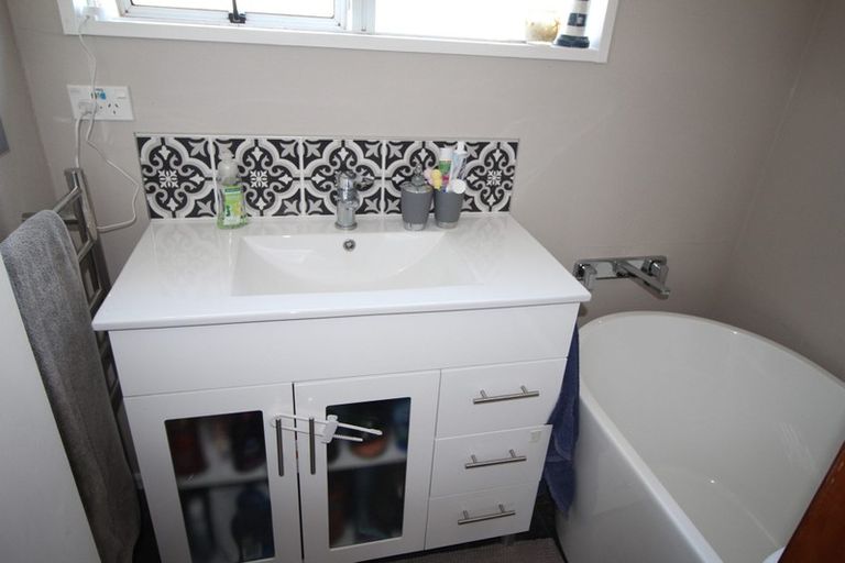 Photo of property in 12 Raglan Avenue, Cloverlea, Palmerston North, 4412