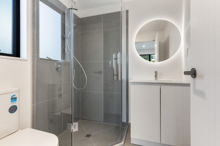 Photo of property in 1/1 Roseberry Avenue, Birkenhead, Auckland, 0626