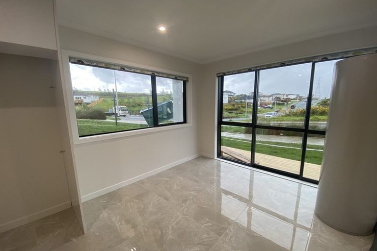 Photo of property in 23 Mcwhirters Farm Lane, Massey, Auckland, 0614
